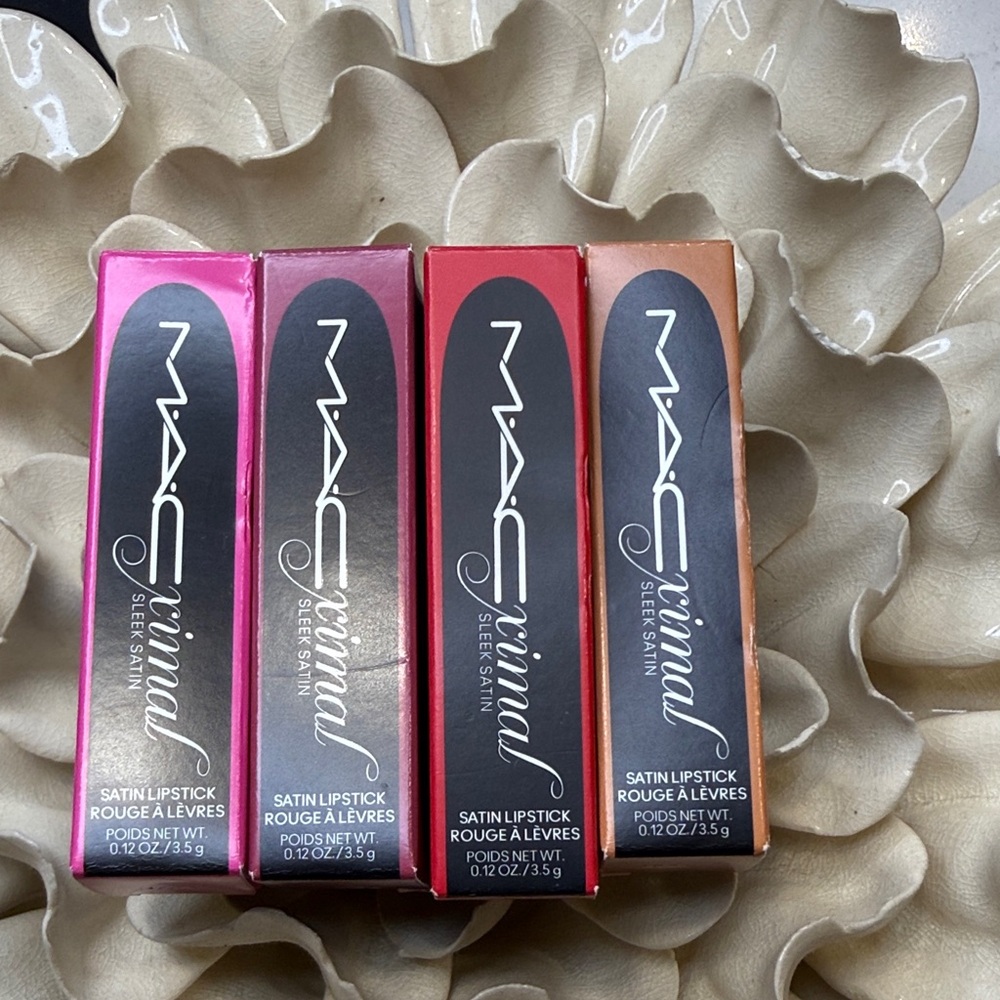 MAC Cosmetics Satin Lipstick Collection - Left on Red - Picture 2 of 3
